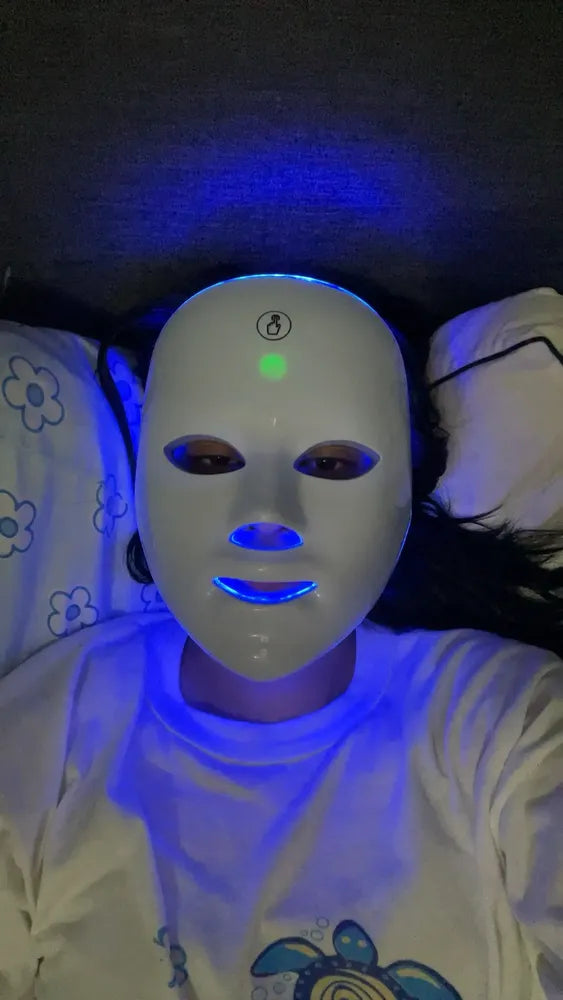 Máscara LED encendida en luz azul